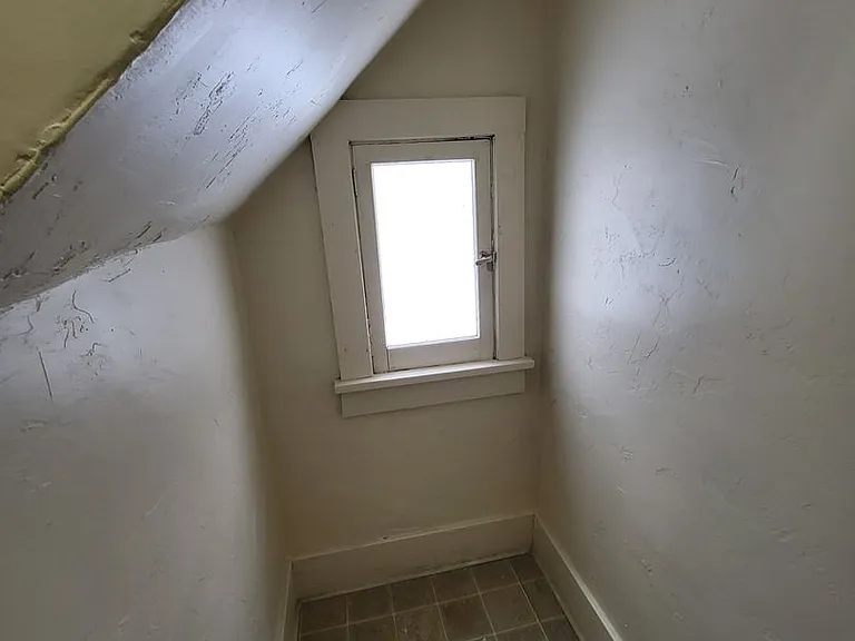 207 Irwin Ave — Photo 12