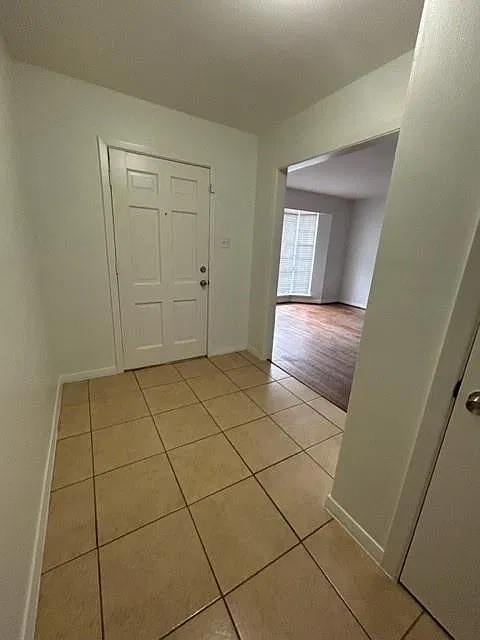 3 bed, 2.0 bath, 1829 sqft, $2,200 — Photo 2