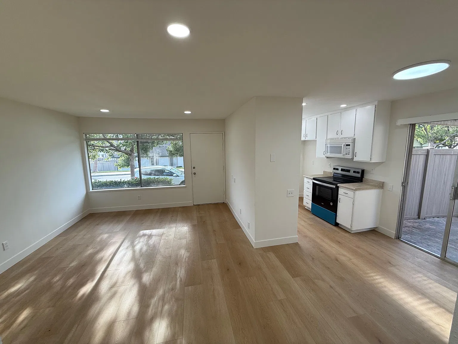 2 bed, 826 sqft, $2,850 — Photo 3