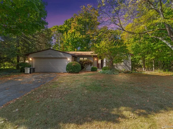 3241 Woodvalley Dr, Flushing, MI 48433