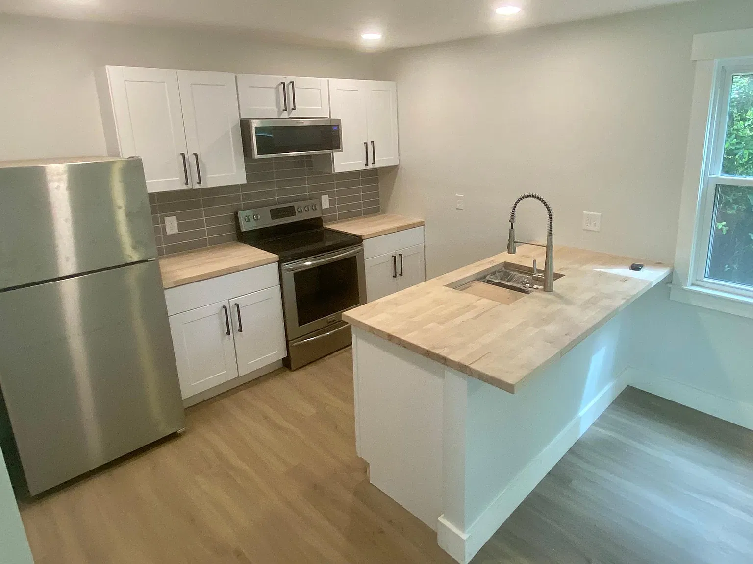 925 Wordsworth Dr — Photo 2