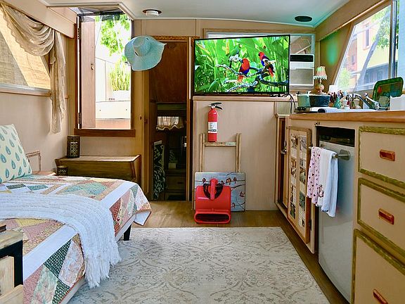 4th image of 2 Isle Of Venice Dr APT 3