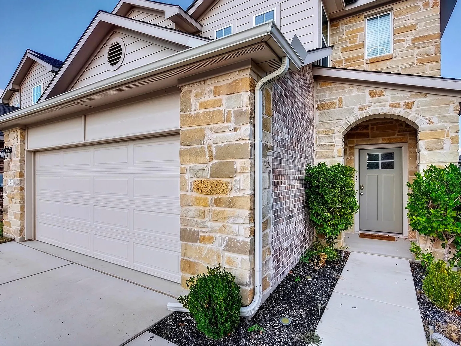 4 bed, 2.5 bath, 2141 sqft, $2,100 — Photo 4