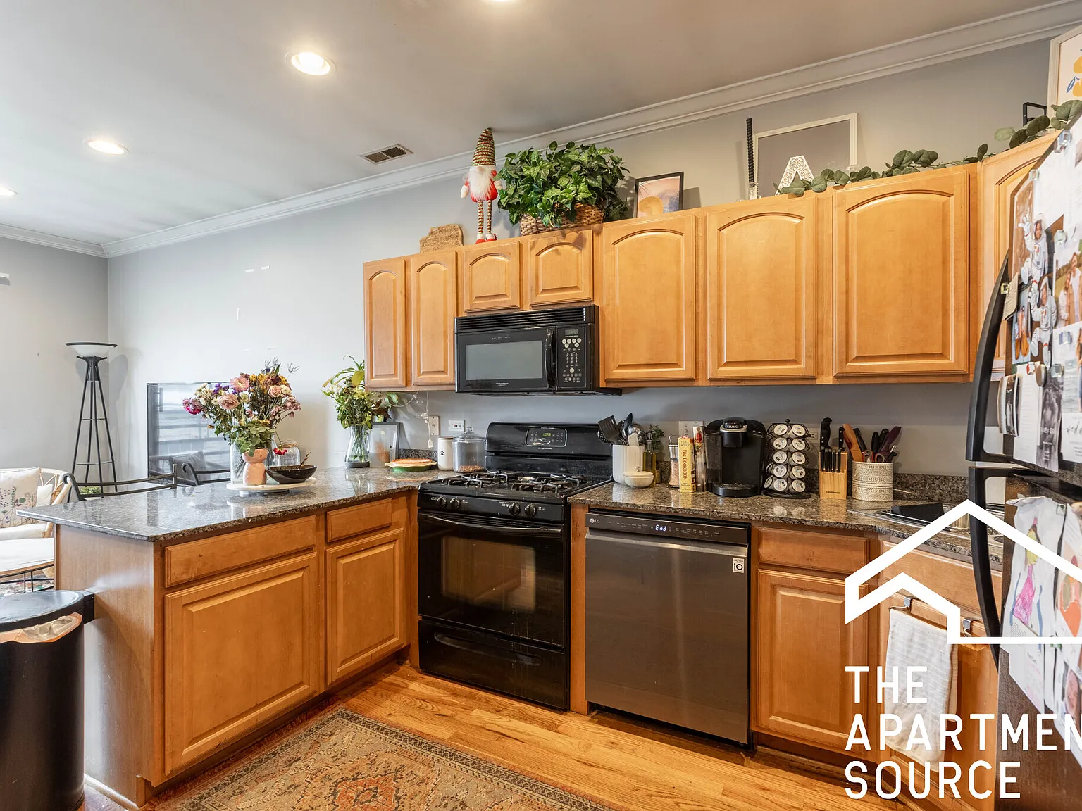 3 bed, 1300 sqft, $3,995 — Photo 3