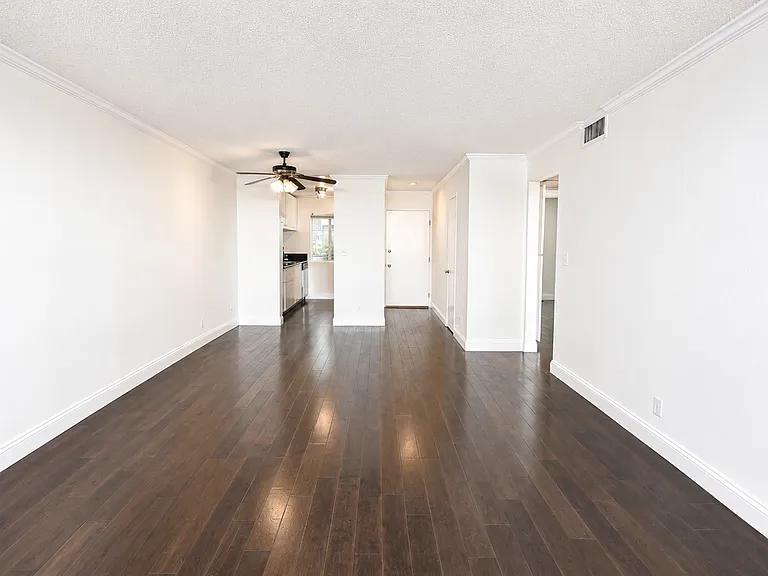 20134 Leadwell St #167 — Photo 4