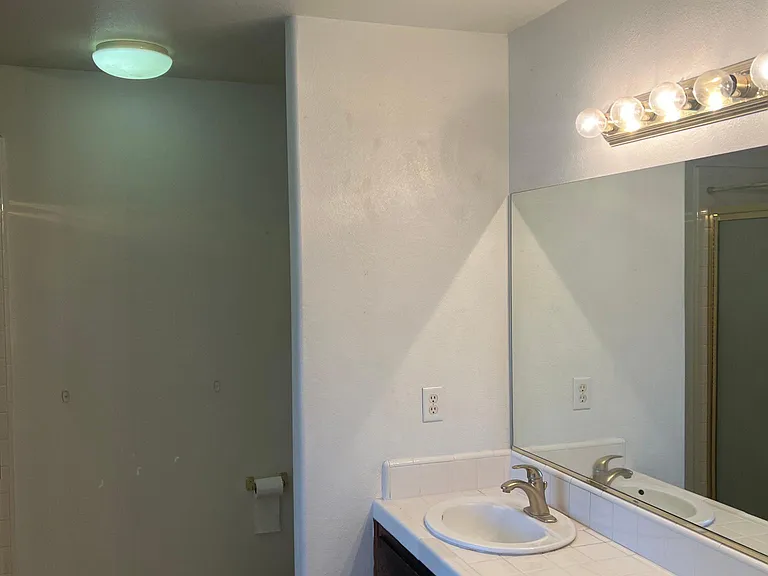 740 Harbor Dr — Photo 1