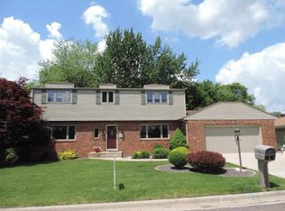 8 Haylake Dr, Pekin, IL 61554