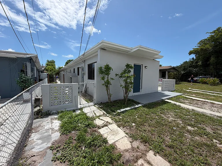 245 NW 48th Pl — Photo 3