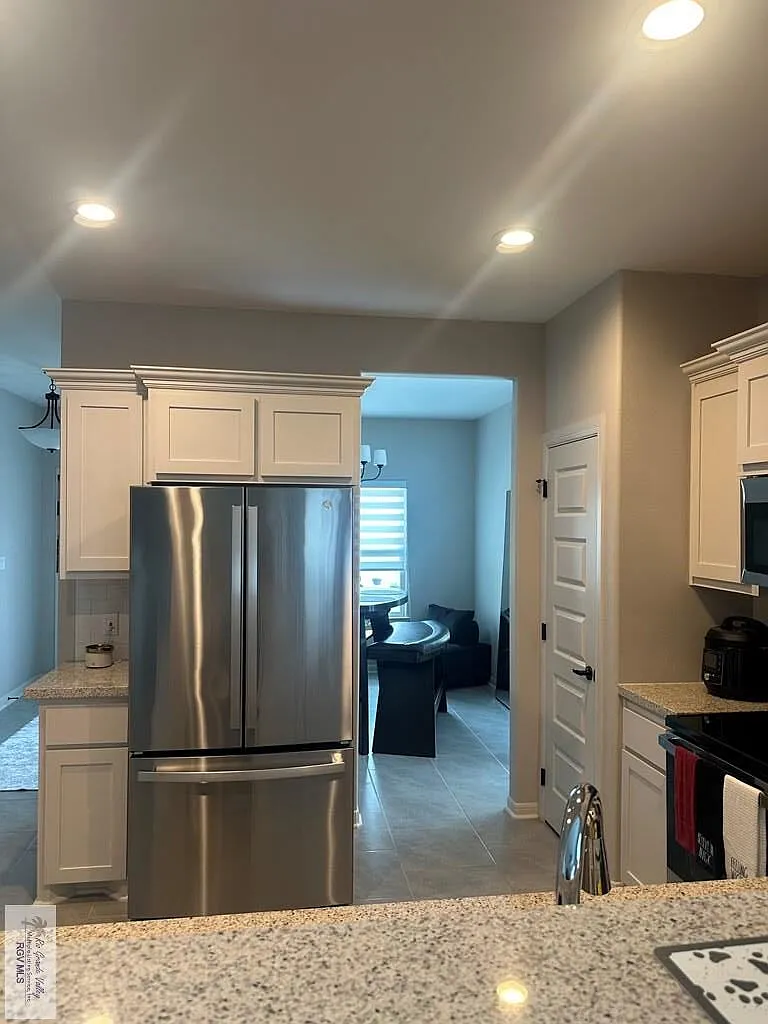 3 bed, 2.0 bath, 1330 sqft, $2,400 — Photo 3