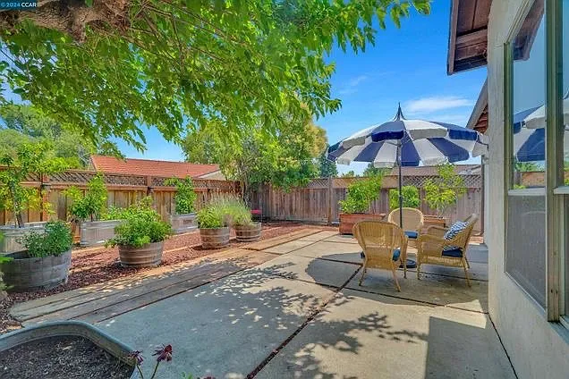 2243 Minaret Dr — Photo 29