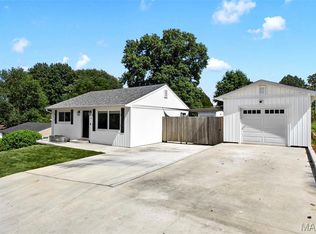 11 Robin Dr, Saint Charles, MO 63301