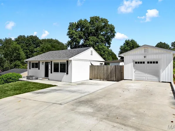 11 Robin Dr, Saint Charles, MO 63301