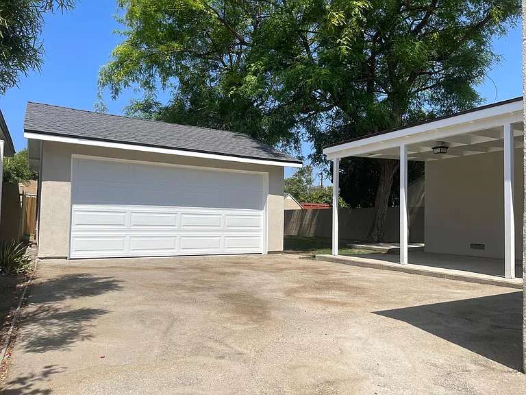 Detached garage with door access, lots of natural light and Air Conditioning. 

Covered Patio.