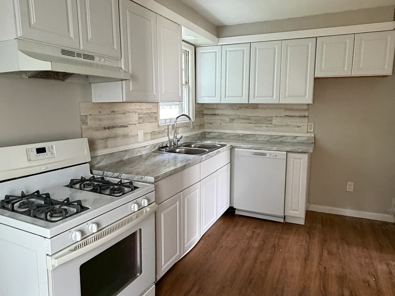 2 bed, $1,000 — Photo 4