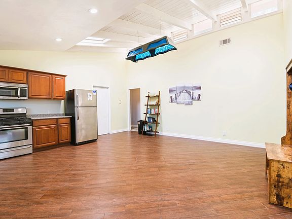 5th image of 238 Lobelia Dr