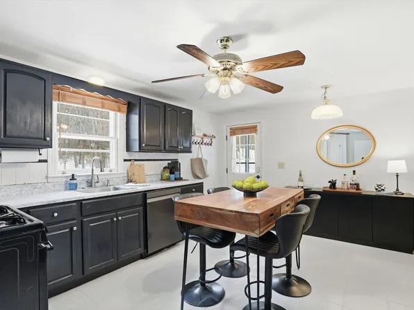 128 Sandstone Circle, Londonderry, NH 03053