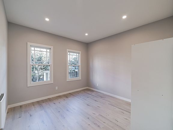 3rd image of 429 Linden St #429