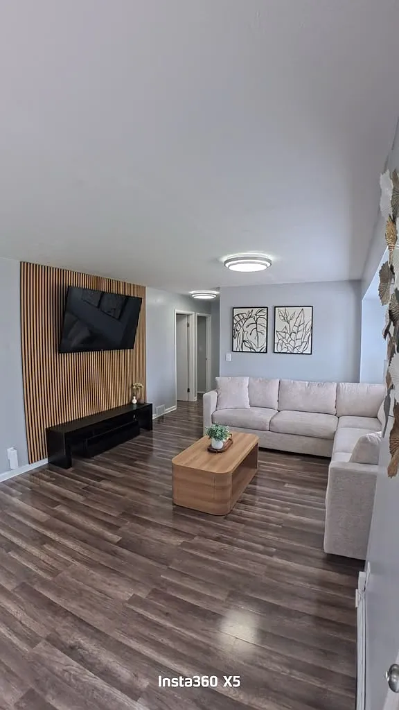 3 bed, 977 sqft, $1,700 — Photo 2