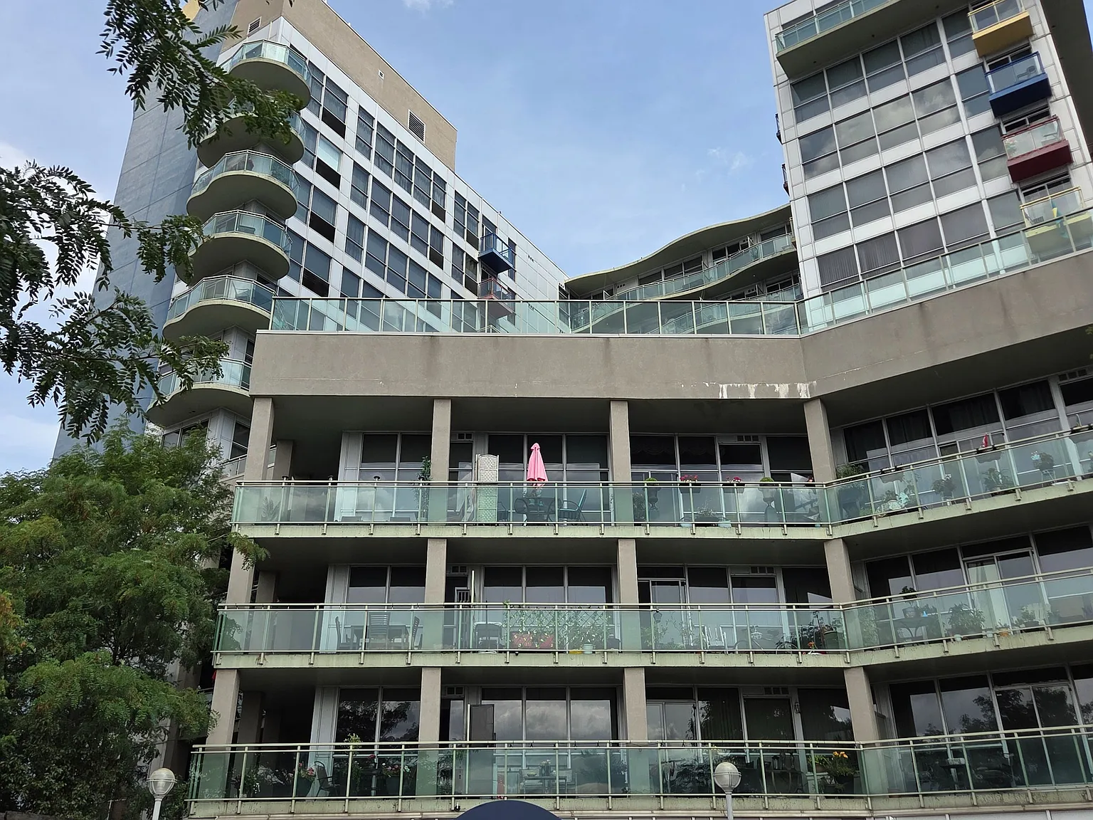 Solara Condominiums — Photo 2
