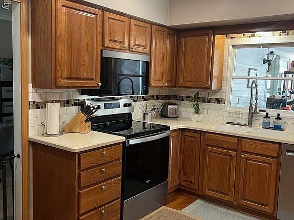 5th image of 351 Riddle St