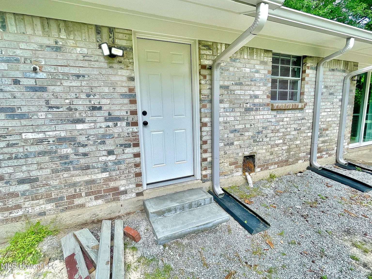 4 bed, 3.0 bath, 1900 sqft, $1,650 — Photo 3