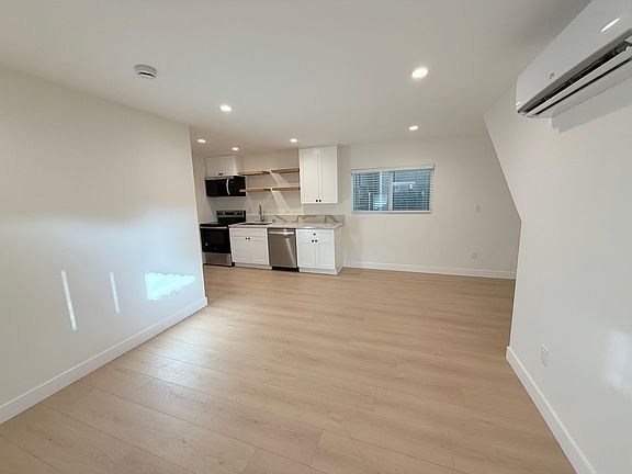 3rd image of 1042 N Harper Ave #1/2