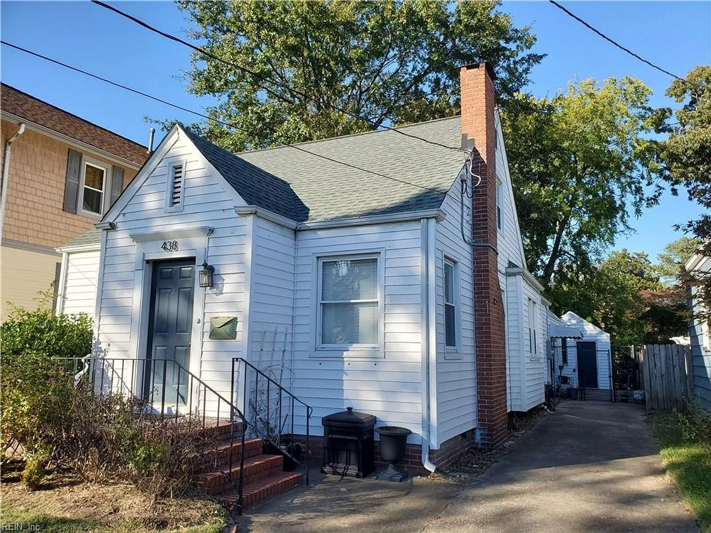 Super charming and updated cottage in desirable Colonial Place! — Photo 2