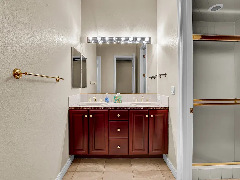 9101 Crystal Lake Ct — Photo 45