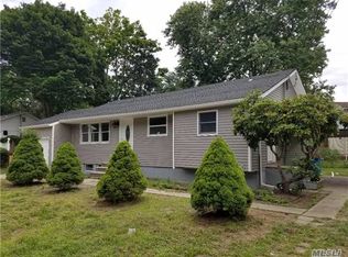 8 Cranberry St, Central Islip, NY 11722