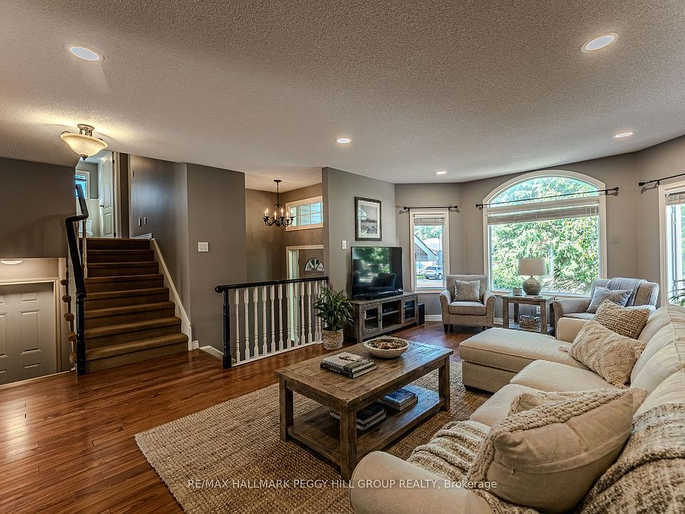 1st image of 239 Simcoe St