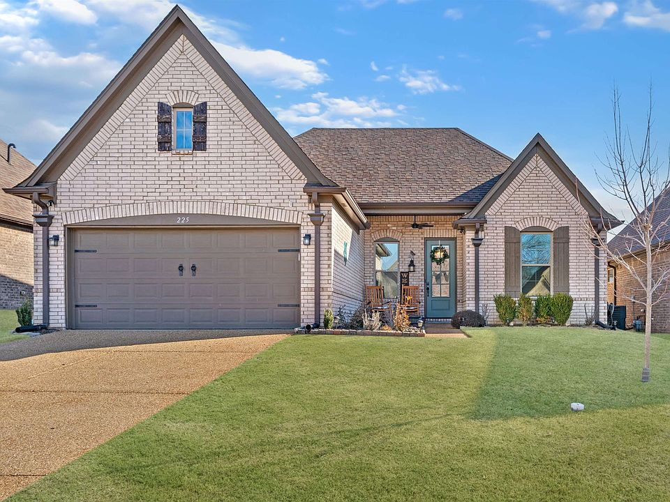 1st image of 225 Dogwood Springs Dr