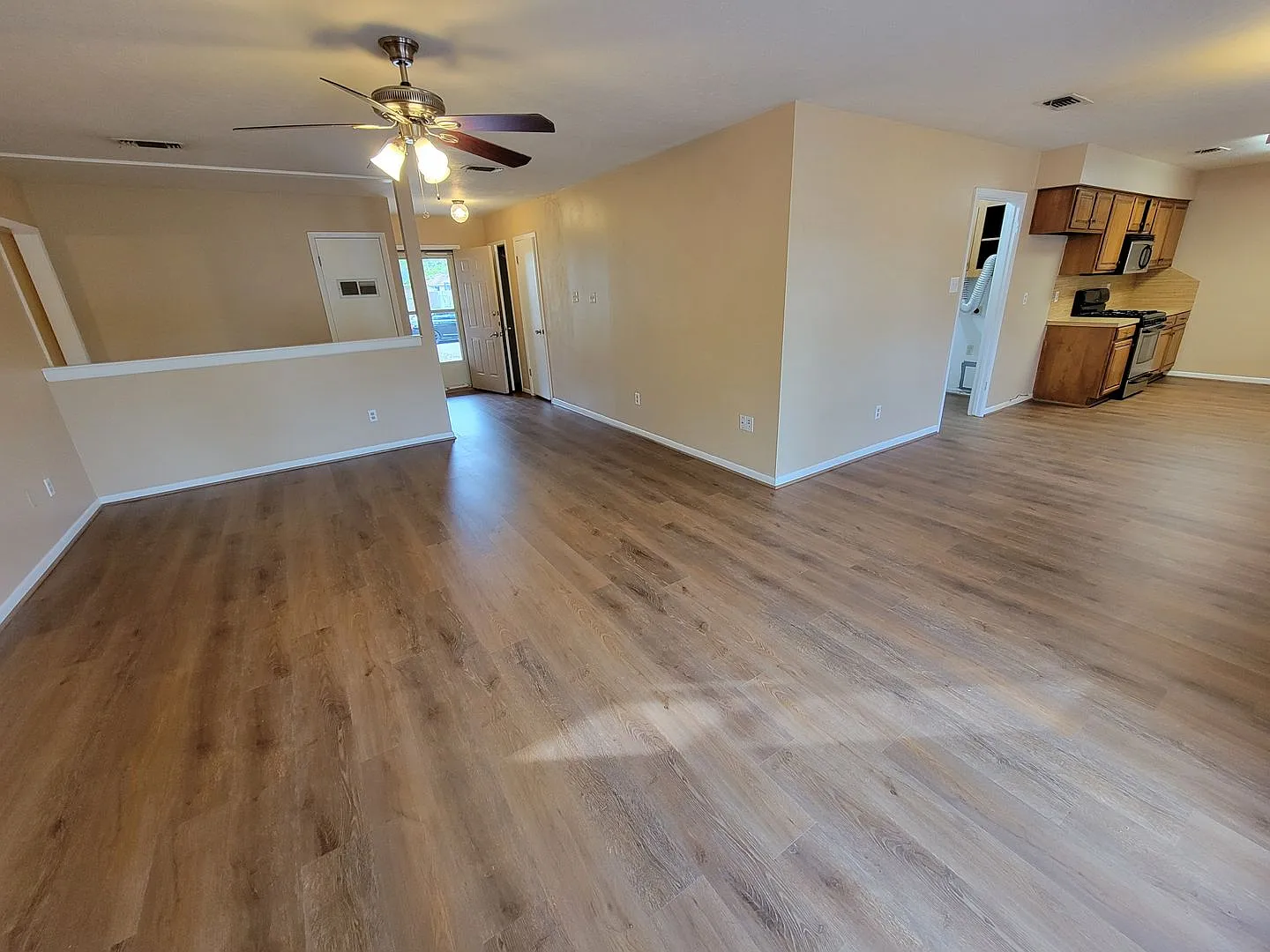 College Station - 3 bedroom / 2 bath / 2 car garage house with fenced in back yard. — Photo 4