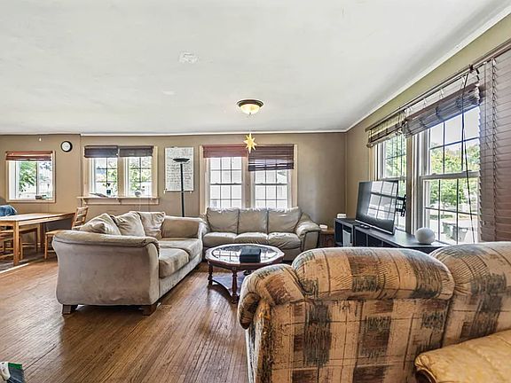 3rd image of 2921 Wood St