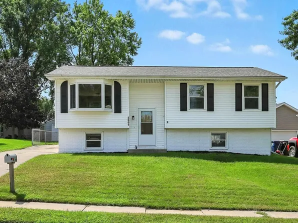 2605 Valley Dr, Davenport, IA 52806
