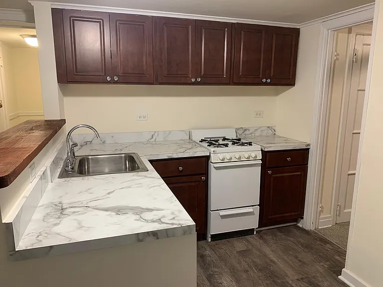 1045 W Barry Ave — Photo 10
