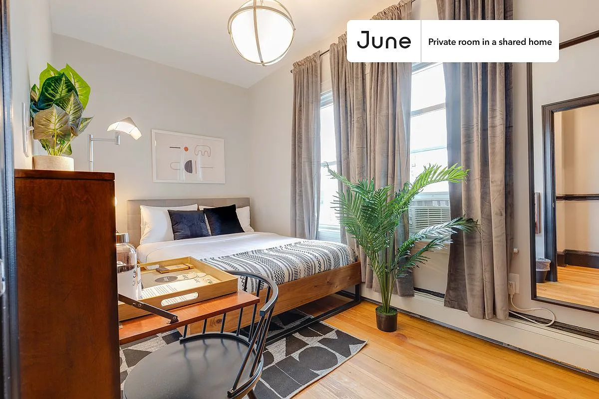 Queen bedroom in 4 bed/1.5 bath home in South Boston #194 3B — Photo 1