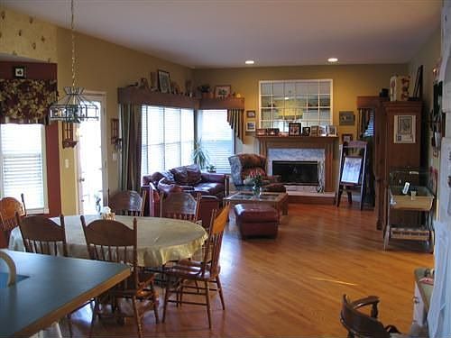 familyroom w/fireplace