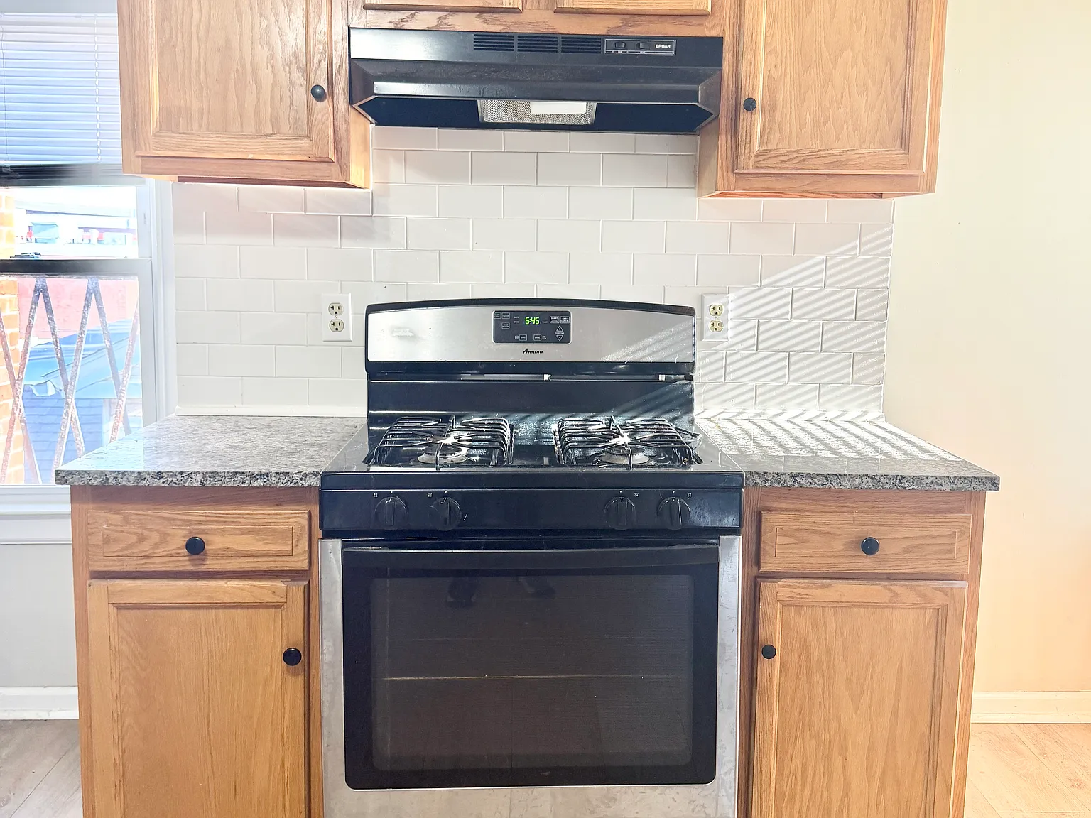 2 bed, 1000 sqft, $1,700 — Photo 2