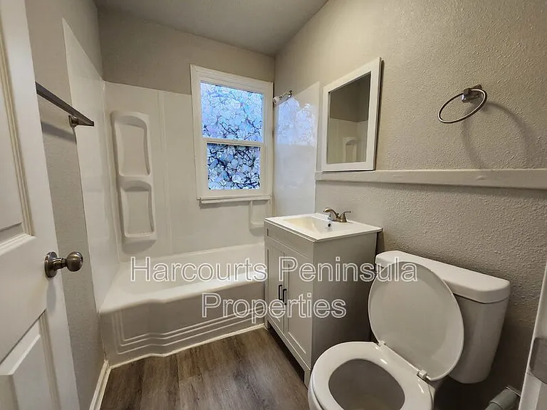 2831 NE Center St #1 — Photo 6