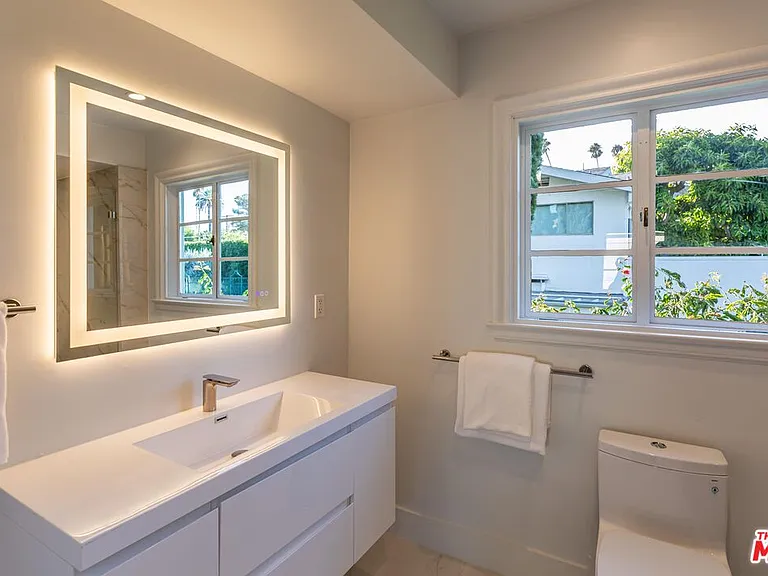 702 N Beverly Dr — Photo 37