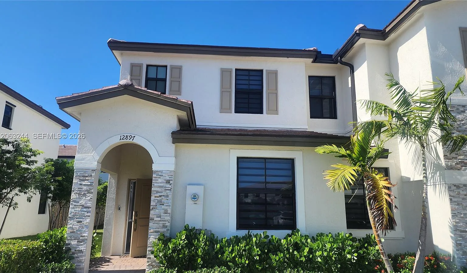 3 bed, 3.0 bath, 1328 sqft, $2,900 — Photo 2