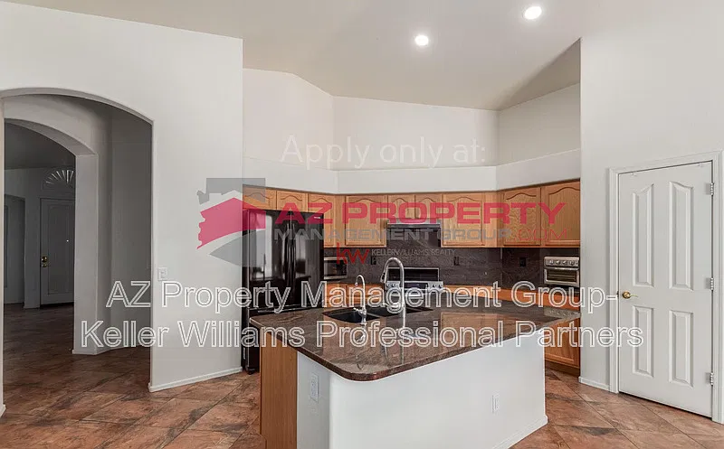 3 bed, 2.0 bath, 2185 sqft, $3,300 — Photo 4