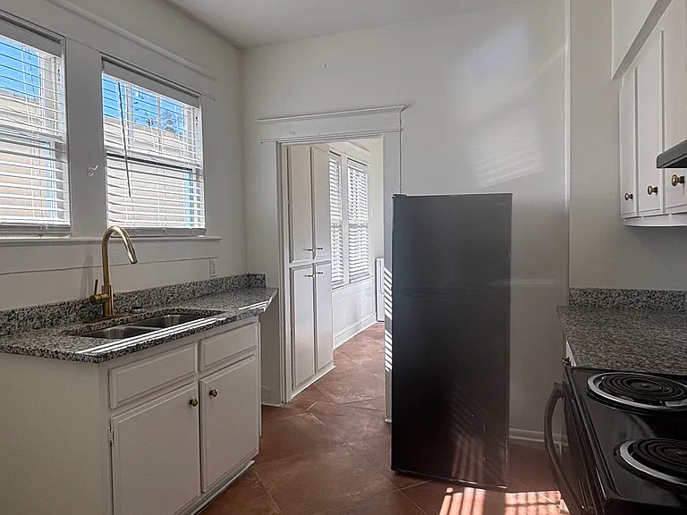 2052 Dauphin St #B — Photo 8