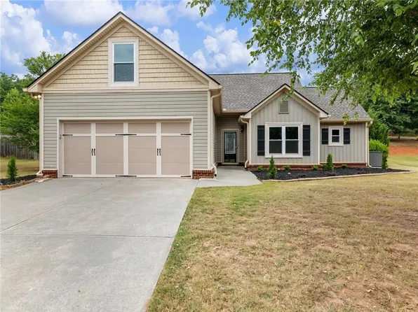 411 Fairfield Dr, Jefferson, GA 30549