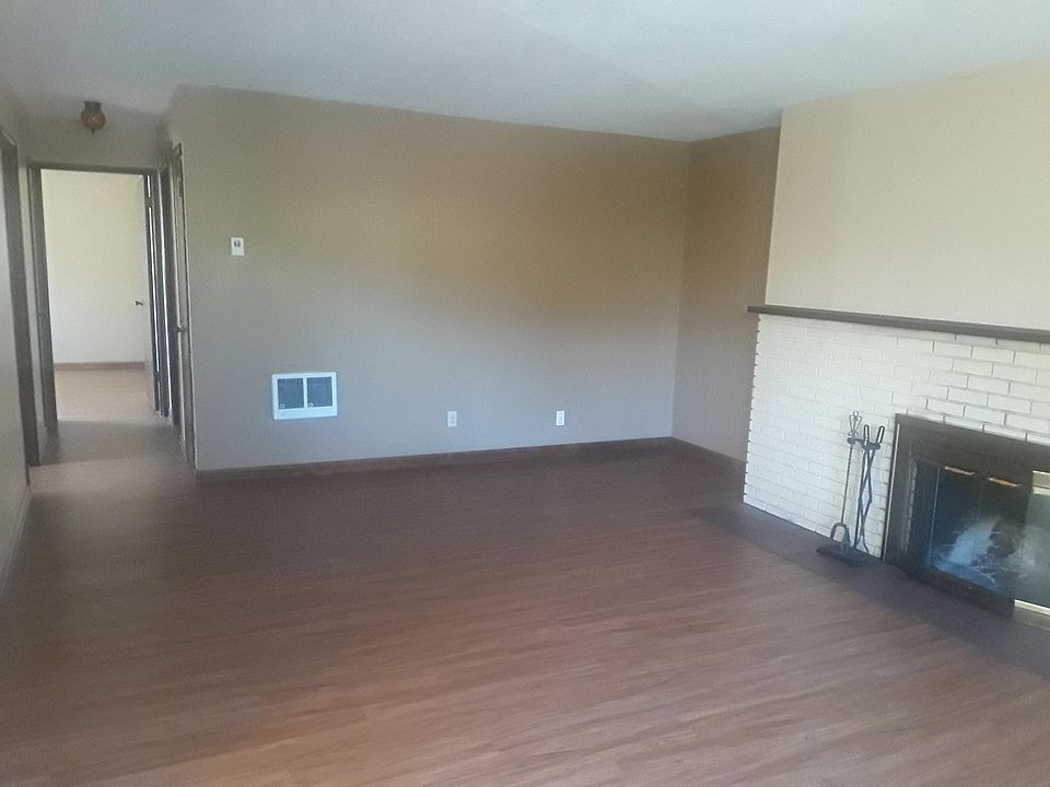 Great living space with working fireplace!!