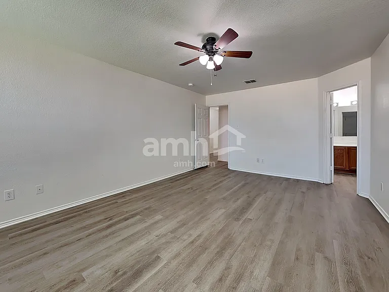 1421 Englewood Dr — Photo 9