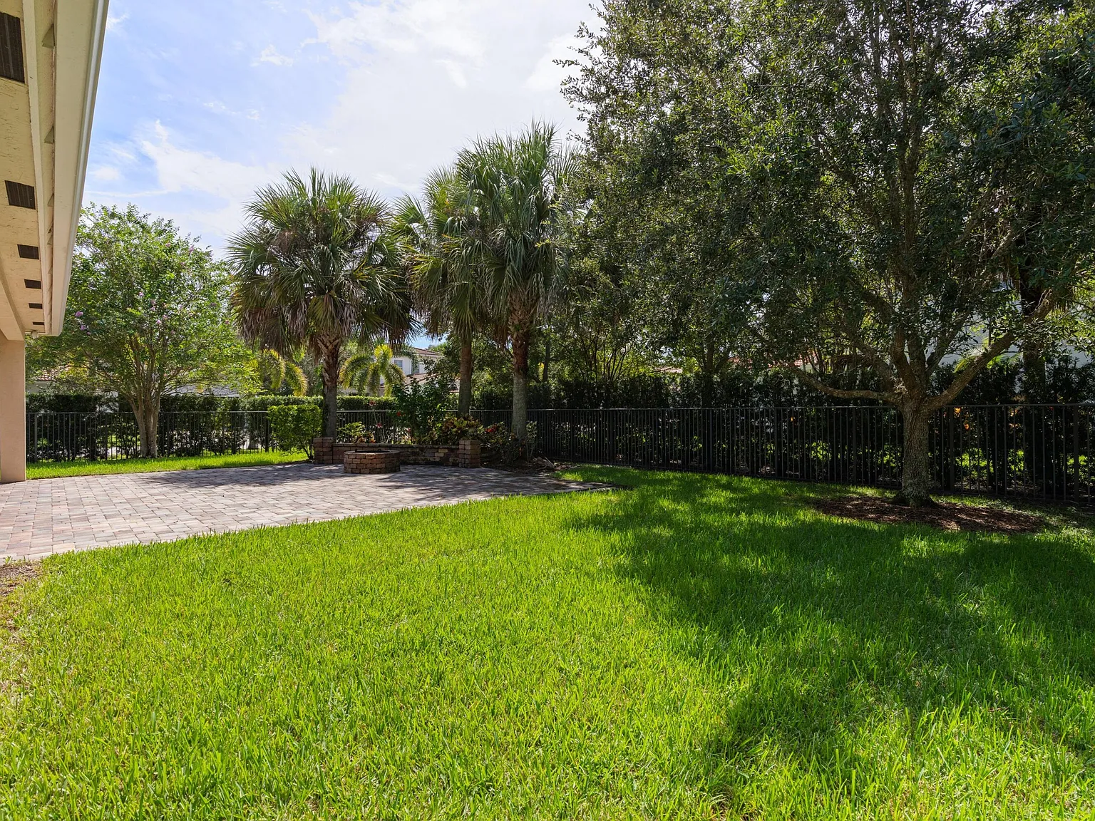 3 bed, 2.5 bath, 2322 sqft, $5,000 — Photo 2