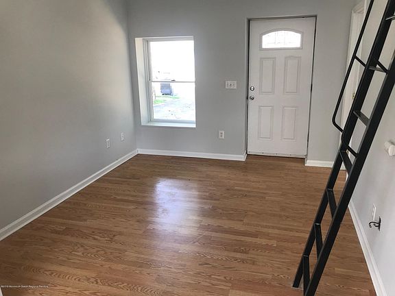 2nd image of 2211 2nd Ave