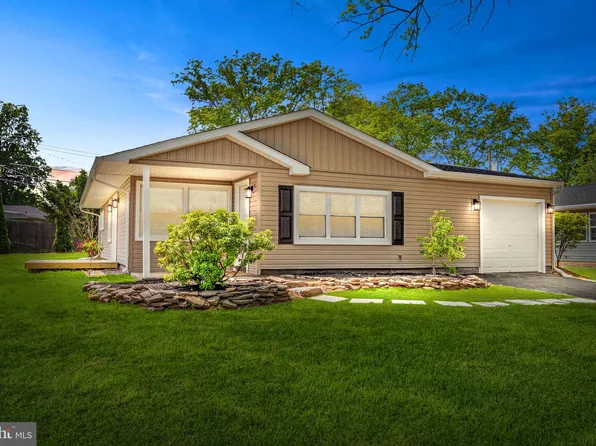 111 Oaktree Dr, Levittown, PA 19055