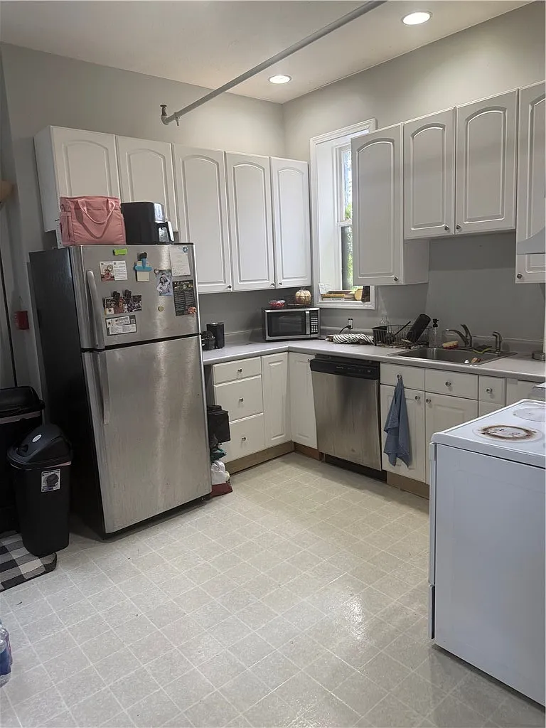 3 bed, 2.0 bath, 1600 sqft, $1,950 — Photo 2